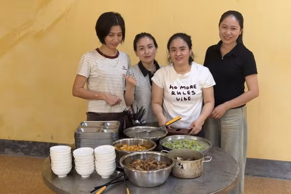 Giáo viên ở Hà Tĩnh tự tay nấu cơm miễn phí phục vụ học sinh thi tốt nghiệp THPT.