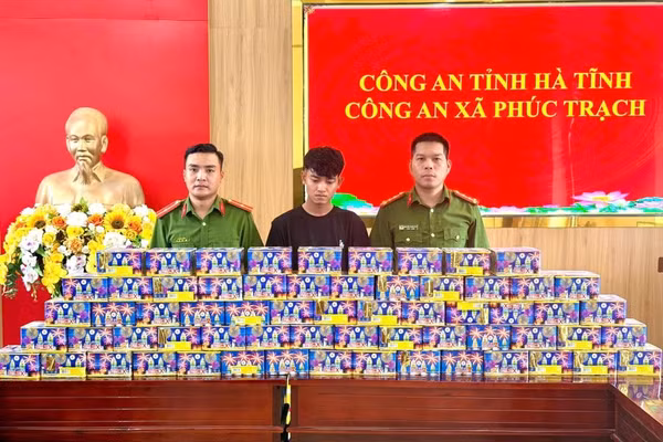 Hoàng Văn Phước cùng tang vật tại cơ quan điều tra. (Ảnh: CAHT)
