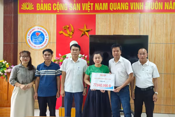 Hơn 77 triệu đồng trao đến nữ sinh lớp 3 ở Hà Tĩnh mắc bệnh hiểm nghèo