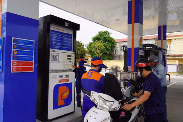 Khách hàng đổ xăng E10 tại một cửa hàng xăng dầu Petrolimex Hà Tĩnh.