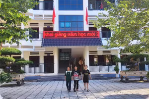 Học sinh Trường Phổ thông dân tộc nội trú - THCS huyện Lang Chánh (Thanh Hóa) đang háo hức chờ ngày Khai giảng năm học mới. (Ảnh: Thế Lượng)