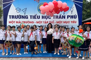 Cô và trò Trường Tiểu học Trần Phú, phường Hạc Thành, tỉnh Thanh Hóa. Ảnh: NTCC