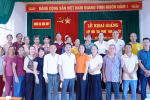 UBND xã Hóa Quỳ (Thanh Hóa) tổ chức khai giảng lớp đào tạo nghề đan bèo tây. Ảnh: Đinh Thắm