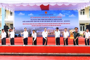 Lãnh đạo tỉnh Thanh Hóa thực hiện nghi thức động thổ công trình. (Ảnh: Thế Lượng)