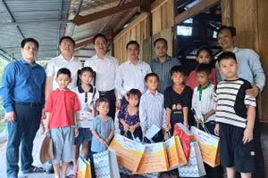 Đoàn công tác Sở GD&ĐT Thanh Hóa tặng quà những cháu nhỏ ở bản Cánh Cộng.