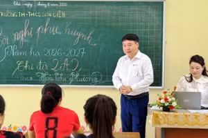 Ông Phạm Ngọc Thành, Hiệu trưởng Trường Tiểu học và THCS Sơn Điện vào bản Xuân Sơn họp phụ huynh.