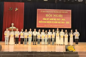Hàng chục học sinh xuất sắc được Chủ tịch UBND TP Sầm Sơn trao thưởng. (Ảnh: TL)