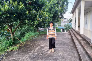 Sau giờ học, Sùng A Ghư tự đi bộ về Hạt Kiểm lâm Mường Lát. 