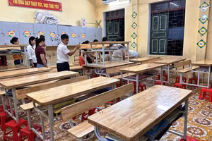 Giáo viên Trường Tiểu học Thiệu Dương, phường Hàm Rồng (Thanh Hóa) kê cao bàn ghế để tránh lũ.