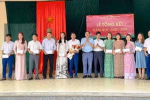 Trường THCS Xuân Hòa (Như Xuân, Thanh Hóa) tổ chức trao thưởng giáo viên. (Ảnh: NTCC)