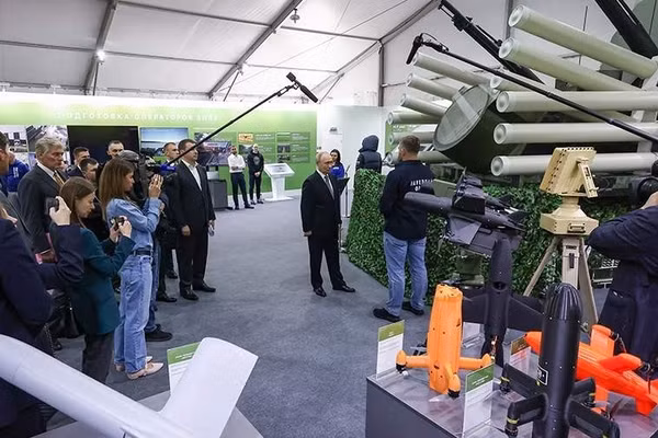 Ông Putin thị sát mô hình tổ hợp Pantsir-S