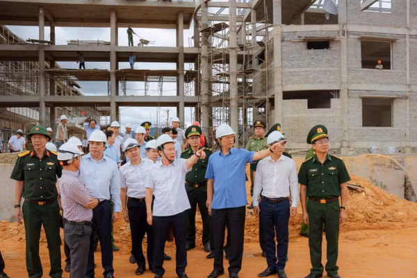 Đoàn công tác do Phó Thủ tướng Lê Tiến Châu dẫn đầu kiểm tra các dự án xây dựng Trường phổ thông nội trú liên cấp cho các xã biên giới trên địa bàn TP Huế.