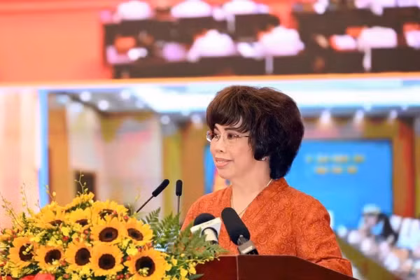 Anh hùng Lao động Thái Hương phát biểu.