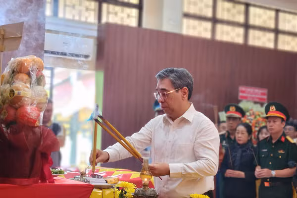 Ông Nguyễn Phước Lộc, Phó Bí thư Thành ủy, Chủ tịch Ủy ban MTTQ Việt Nam TPHCM, dâng hương.