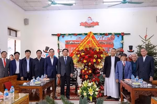 Lãnh đạo tỉnh Phú Thọ thăm, chúc mừng các giáo xứ, giáo dân dịp lễ Giáng sinh năm 2025.