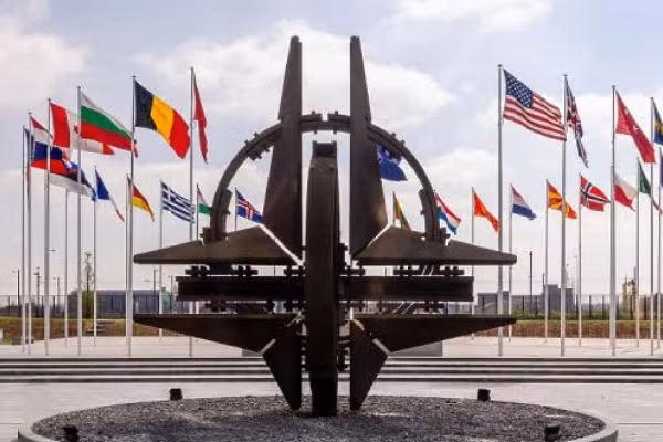 NATO khẩn cấp thực hiện 3 bước đi để tự vệ trước Nga