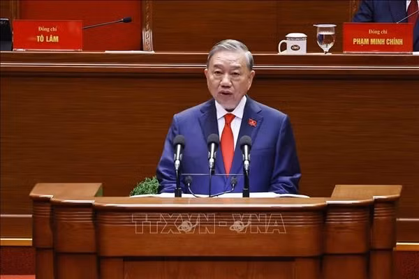 Tổng Bí thư Tô Lâm trình bày Báo cáo của Ban Chấp hành Trung ương Đảng khóa XIII về các văn kiện trình Đại hội XIV của Đảng. Ảnh: TTXVN