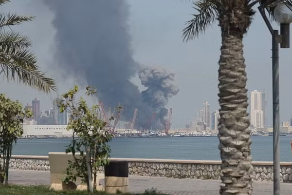 Khói bốc lên sau một vụ tấn công tên lửa của Iran nhằm vào căn cứ Mỹ ở Manama, Bahrain.