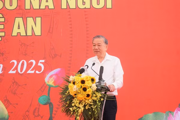 Tổng Bí thư Tô Lâm phát biểu tại lễ khởi công Trường phổ thông nội trú liên cấp Tiểu học và THCS Na Ngoi, Nghệ An. Ảnh: Hồ Lài