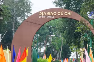 Khu địa đạo Bến Dược (ấp Phú Hiệp, Phú Mỹ Hưng, Củ Chi) mừng 50 năm thống nhất đất nước. Ảnh: Bình Thanh.