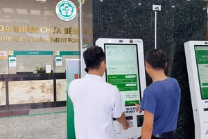Người dân gặp thuận lợi từ mô hình 'bệnh viện không giấy tờ'. Ảnh: BV Bạch Mai