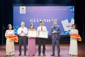 Nhà báo Triệu Ngọc Lâm, Tổng Biên tập Báo GD&TĐ, Phó Trưởng ban thường trực Ban tổ chức cuộc thi và ông Phạm Tiến Toàn, Phó Chánh văn phòng Bộ GD&ĐT trao Bằng khen của Bộ trưởng Bộ GD&ĐT cho tác giả đoạt giải.