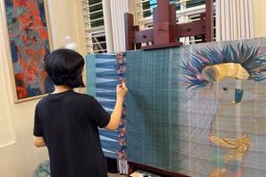Tranh lụa của Nguyễn Thu Hương với độ mỏng manh vô cùng tinh tế, dịu dàng.