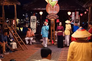 Sự 'lên ngôi' của các thiết bị điện tử khiến nhiều người không còn hứng thú với các trò chơi dân gian. Ảnh: ITN.