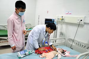 Nhiệt độ môi trường xuống thấp sẽ ảnh hưởng trực tiếp đến sức khỏe của trẻ sơ sinh. Ảnh minh họa