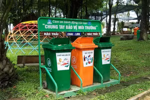 Mục tiêu giảm phát thải cần sự thay đổi từ thói quen tiêu dùng đến hành vi phân loại rác, từng bước xây dựng văn hóa sống xanh. Ảnh minh họa: INT