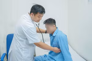 Người bệnh nhập viện trong tình trạng đau tức ngực dữ dội, khó thở. Ảnh: BVCC