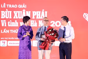 GS.TS.KTS Hoàng Đạo Kính nhận giải thưởng Lớn - Vì tình yêu Hà Nội năm 2024.