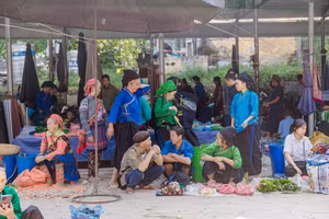 Không khí buôn bán tại chợ gần gũi, giản dị.