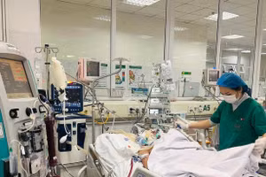 Một bệnh nhân cúm biến chứng nặng đang điều trị tại Bệnh viện Bệnh Nhiệt đới Trung ương. Ảnh: BVCC