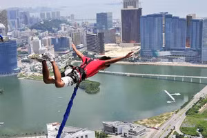 Thử thách giới hạn ở điểm nhảy bungee cao nhất thế giới