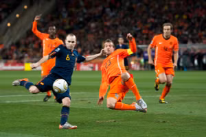 Tình huống Andres Iniesta ghi bàn quyết định trong trận chung kết World Cup 2010. Ảnh: ITN.