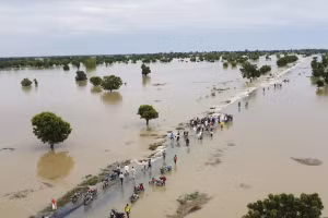 Mưa lũ lớn khiến các tuyến đường tại Nigeria chìm trong biển nước.