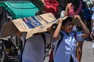 Học sinh Philippines tìm 'mọi cách' để tránh nóng.