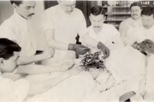 Một bác sĩ đeo găng tay cao su trong ca mổ vào năm 1893. 
