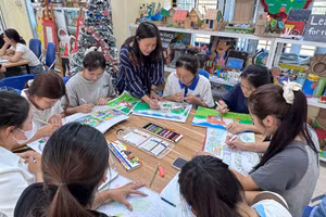 Cô giáo Lê Thị Lượng trong giờ hướng dẫn học sinh thực hành môn Mỹ thuật.