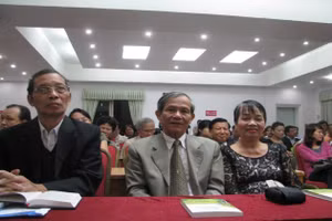 Bức hình kỷ niệm thầy Dư Ba và cô Nghiêm Thị Nhiệm lúc sinh thời dự ra mắt tập thơ 'Một thời tôi từng có' của học sinh cũ - nhà thơ Nguyễn Huy Hoàng tại Hà Nội (bên trái là nhà thơ Bằng Việt). Ảnh: NVCC