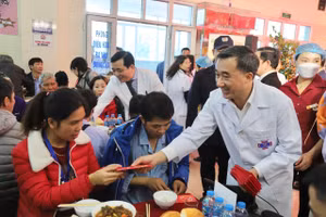 Thứ trưởng Bộ Y tế, GS.TS Trần Văn Thuấn đến từng bàn ăn trò chuyện, mừng tuổi bệnh nhân và người nhà bệnh nhân. Nguồn: Bệnh viện K