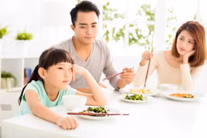 Những lời chê bai món ăn có thể khiến bữa cơm gia đình trở nên căng thẳng nếu cha mẹ phản ứng bằng sự tức giận.