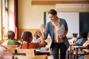Giáo viên Anh được tăng lương thêm 4%.