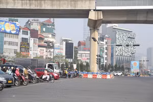 Cùng với xử lý vi phạm, CSGT tuyên truyền cho người dân pháp luật về giao thông đường bộ.