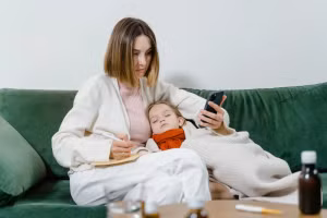 Để có thể bảo vệ con mình khỏi ô nhiễm không khí trong nhà, phụ huynh cần thực hiện một số phương pháp cụ thể. Ảnh: INT