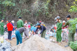 Cán bộ, người dân hỗ trợ xây dựng nhà cho hộ nghèo ở bản Lạ, xã Lượng Minh.