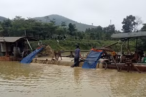 Hình ảnh tàu hút cát được người dân ghi lại.