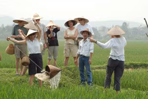 Du khách nước ngoài trải nghiệm sản xuất nông nghiệp. Ảnh: INT.