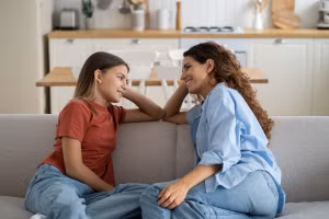 Cha mẹ và con cái cần duy trì đối thoại tích cực khi trẻ bước vào tuổi thiếu niên, thay vì để những khác biệt trong suy nghĩ dần tạo khoảng cách.